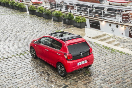 Le toit en toile de la Peugeot 108 coûte 1 200 € dans une appellation «TOP!» spécifique. Elle est associable aux finitions Active et Allure, en trois ou cinq portes.