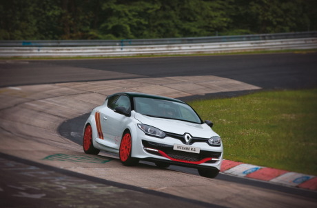 La Mégane RS 275 Trophy-R sur le fameux Carrousel du Nürburgring.