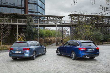 La Mercedes est habituée aux hautes puissances. Pour la Passat c'est nouveau : elle culmine à 240 ch en diesel, quand sa devancière se limitait à 177 ch.
