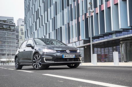 La Golf GTE embarque un 1.4 TSI à essence de 150 ch et un bloc électrique de 102 ch, alimenté par des batteries rechargeables sur secteur.