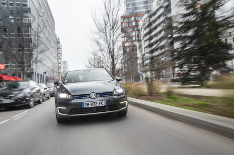 En mode 100% électrique, la Golf GTE parcourt une trentaine de kilomètres à doux rythme