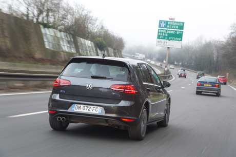 La Golf peut rouler en électrique jusqu'à 130 km/h... mais pas longtemps. Ensuite, le 1.4 TSI y sirote 8 l aux 100 km environ.