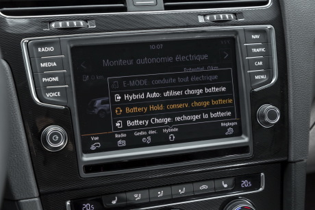 En Golf GTE, les différents modes de conduite hybride sont à sélectionner sur l'écran tactile