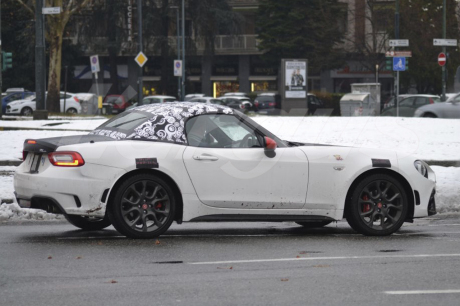 Abarth 124 coupé hardtop blanche vue de profil