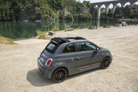 Fiat 500 Abarth 595 C Competizione 2015 grise garée près d'un lac avec la capote ouverte
