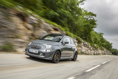 Fiat 500 Abarth 595 C Competizione 2015 grise roulant sur une route de montagne capote ouverte vue avant gauche