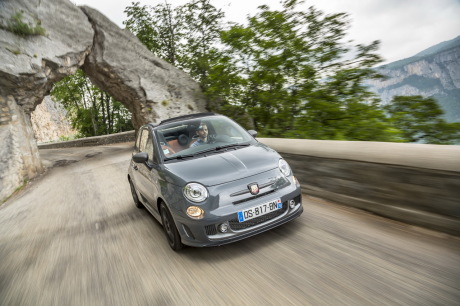 Fiat 500 Abarth 595 C Competizione 2015 grise roulant sur une route de montagne capote ouverte vue avant