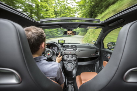 Fiat 500 Abarth 595 C Competizione 2015roulant sur une route capote ouvere vue depuis l'habitacle