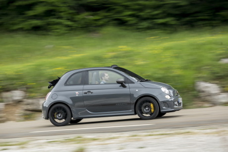 Fiat 500 Abarth 595 C Competizione 2015 grise roulant sur une route capote ouverte vue de profil
