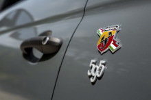 Fiat 500 Abarth 595 C Competizione 2015 grise gros plan sur le logo sur l'aile arrière