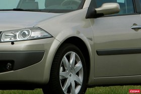 LE PLASTIQUE, C’EST FANTASTIQUE Plusieurs éléments de carrosserie (ailes, portières) sont en plastique et non en tôle. Cela ne pose aucun souci de sécurité ou de solidité et permet un gain de poids.