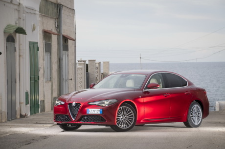 3/4 avant statique Alfa Romeo Giulia 2.2 160 ch AT8 (2020)