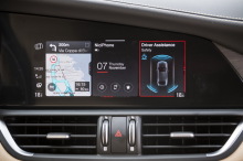 Ecran tactile de 8 pouces de l'Alfa Romeo Giulia 2.2 160 ch AT8 (2020)