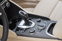 Console centrale Alfa Romeo Giulia 2.2 160 ch AT8 (2020)