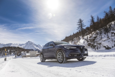Alfa Romeo Stelvio 2017 bleu avant droit sur la neige