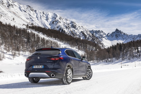 Alfa Romeo Stelvio 2017 bleu arrière droit sur la neige