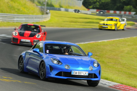 Alpine A110 bleue action avant au Nürburgring