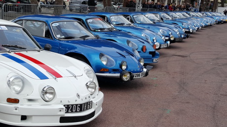 plusieurs alpine sur le port de monaco