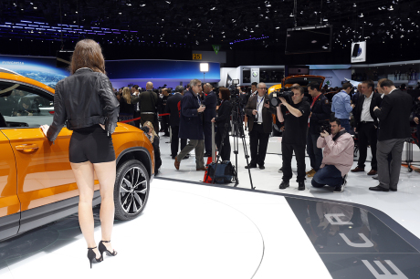 hotesse du salon de geneve 2016 photographiée par des journalistes
