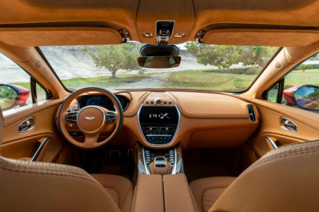 aston martin DBX intérieur plance de bord