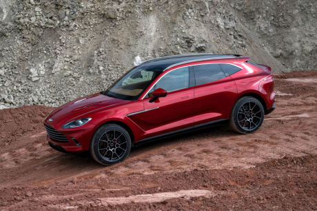aston martin DBX rouge statique profil terre