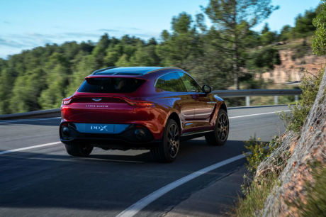 aston martin DBX arrière roulant rouge