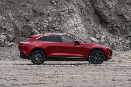 aston martin DBX rouge statique profil
