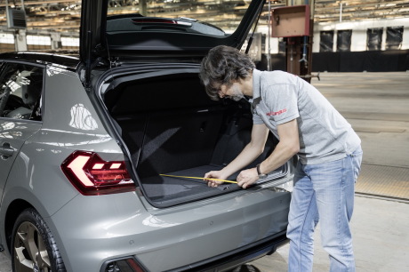 Audi A1 Sportback 2018 grise noire et bronze Launch Edition vue coffre ouverte mesuresDidier RIC Largus.fr