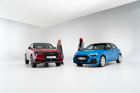 DS3 Crossback performance Line rouge rubi et Audi A1 Sportback 2019 bleu turbo vues avant en studio sur fond blanc