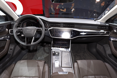 audi A6 2018 habitacle planche de bord.