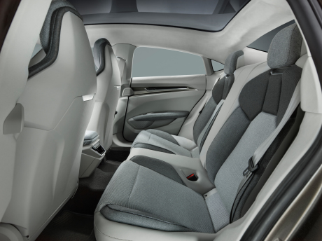 Audi e-tron GT vue des places arriÃÆÃ
¡re habitacle