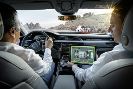 audi e-tron electrique planhce de bord