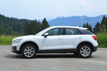Audi Q2 Design avec arches de roues et bas de caisse noirs. Le "Blade" est ici gris foncé.