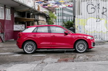 Audi Q2 Sport avec peinture intégrale et le "Blade" gris clair. L'aspect est moins SUV.