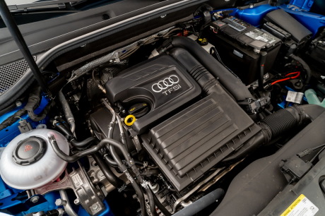Audi Q2 vue du moteur capot ouvert