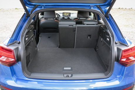 L'Audi Q2 taille court, mais il exploite bien son volume intérieur à l'image du coffre qui cube à 405 l. Les dossiers 60/40 de la banquette basculent facilement pour proposer un espace plat de chargement et un volume disponible qui grimpe à 1 050 l.