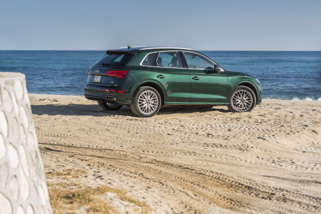 Audi Q5 2017 vert S line sur une plage vue arrière droite