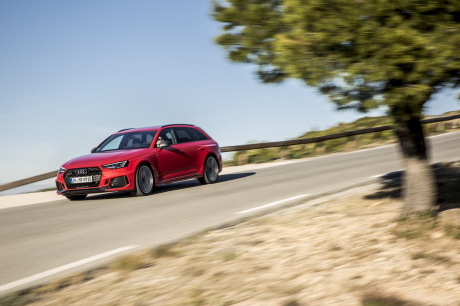 Audi RS4 Avant rouge action avant gauche