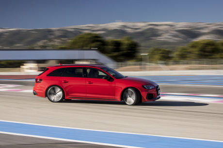 Audi RS4 Avant rouge acion de profil droit