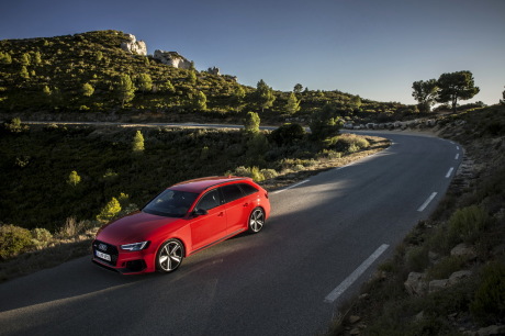 Audi RS4 Avant rouge statique avant gauche