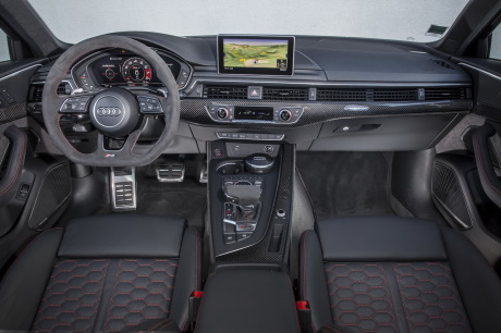 Audi RS4 Avant rouge planche de bord