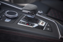 Audi RS4 Avant rouge leveier de vitesses