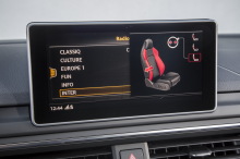 Audi RS4 Avant rouge ecran reglage siege