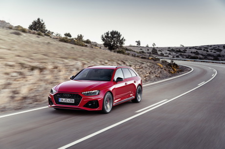 Audi RS 4 Avant vue avant rouge en dynamique
