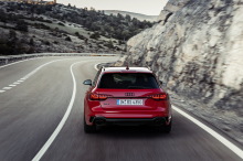 Audi RS 4 Avant vue arrière rouge en dynamique