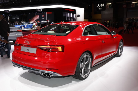 Audi S5 2017 rouge au Mondial de Paris vue arrière droite