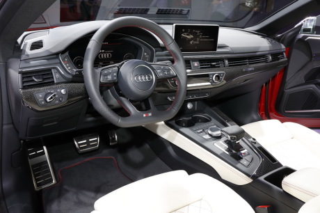 Audi S5 2017 rouge intérieur cuir beige vue de la planche de bord