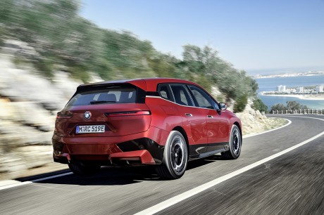 Une version d'entrée de gamme xDrive40 est disponible, avec une puissance moindre (326 ch) et une plus petite batterie de 71 kWh, offrant 425 km d'autonomie.