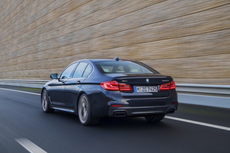 BMW M550i xDrive vue arrière couleur bleue marine