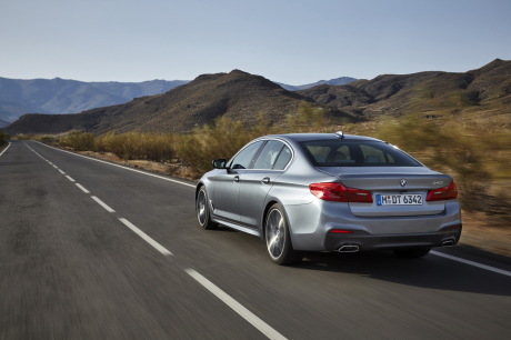 BMW Série 5 (2017) vue arrière roulante